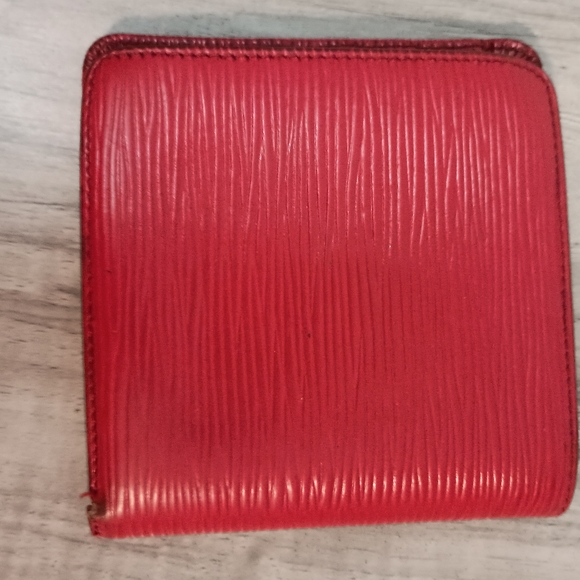 LOUIS VUITTON Bi -fold wallet Epi Leather Authentic red ♥️🍒 - Picture 3 of 12